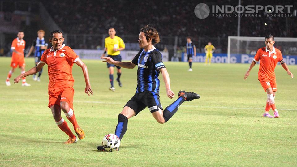 Keisuke Iwashita berhasil menembus pertahanan Persija.